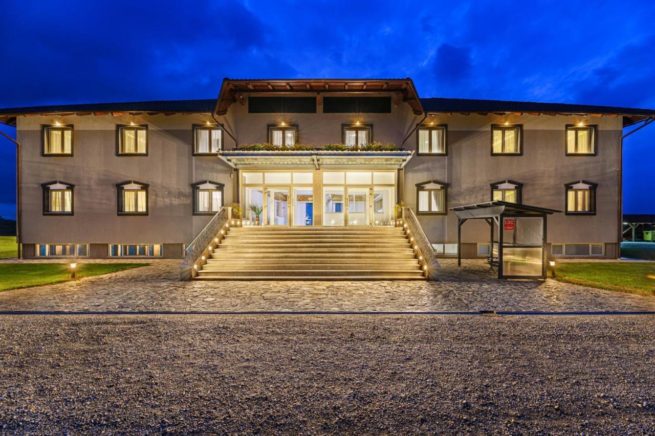 Stejarii Resort Ineu  Exteriör bild